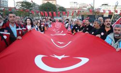 Elazığ'da 100 metrelik Türk bayrağıyla fener alayı düzenlendi