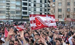 Elazığ'da binlerce taraftar, dev ekranda maçı izledi