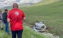 Elazığ'da otomobil şarampole devrildi: 3 yaralı