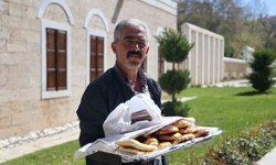 Emekli baba, ev yapımı poğaça satarak çocuğunun tedavisine destek oluyor