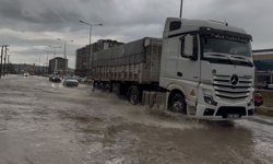 Ergani'yi sağanak vurdu, yollar göle döndü