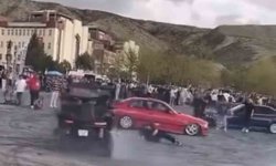 Fuarda otomobil ile drift atan sürücü görevliye çarptı: O anlar kamerada