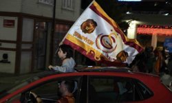 Galatasaray taraftarı şampiyonluğu sokaklarda kutladı