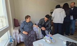 Genç sağlıkçılar ev ev giderek kronik hastaların takibini yapıyor