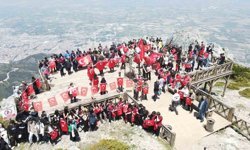 Gençler Spil'in zirvesinde ay yıldızlı bayrakla buluştu