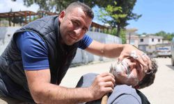 Hatay'da ürettiği bıçakların keskinliği göstermek için insanları tıraş ediyor