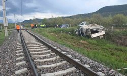 Hemzemin geçitte korkutan kaza: Yolcu treni kamyonete çarptı, 4 yaralı