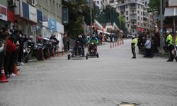 Hurda malzemelerden yaptıkları araçlarla yokuş aşağı yarıştılar