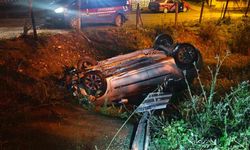 Hurdaya dönen otomobili bırakıp kaçtılar