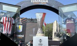 İlhan Mansız, UEFA Avrupa Ligi kupasını Beşiktaş Meydanı'na getirdi