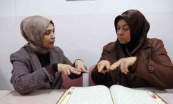 İşitme engelli kadın Kur'an-ı Kerim'i işaret diliyle öğrendi