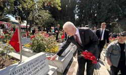 İstanbul Valisi Gül, Edirnekapı Şehitliği'ni ziyaret etti