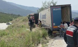 İzmir'de devrilen tırın altında kalan sürücü hayatını kaybetti