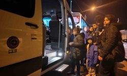 İzmir'de yarı batık halde bulunan göçmen botunda 1 çocuk hayatını kaybetti, 43 kişi kurtarıldı