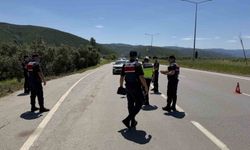 Jandarmadan durdurduğu sürücülere ceza yerine çikolata