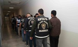 Kendilerini emniyet müdürü olarak tanıtıp 50 milyon TL'lik vurgun yaptılar