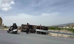 Kontrolden çıkan kamyon yol kenarına devrildi: 2 yaralı