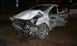 Kontrolden çıkan otomobil, park halindeki çekiciye çarptı: 1 ölü, 1 yaralı