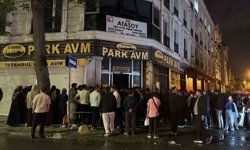 Küçükçekmece'de iş yerinde yangın paniği: 3 kişi dumandan etkilendi