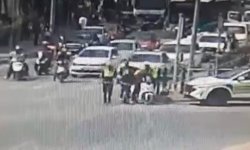 Kuryeyi polisin 'heimlich' manevrası kurtardı