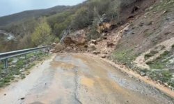 Kuvvetli yağış hayatı felç etti, birçok köyün yolu kapandı