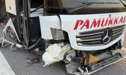 Lastiği patlayan yolcu otobüsünde can pazarı: Muavin kopan kapıdan aşağı uçtu