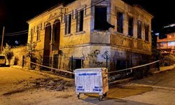 Manisa'da çatısı ve duvarları çöken tarihi bina kokuttu