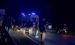 Mazgala takılan motosiklet bariyerlere çarptı: 1 ağır yaralı