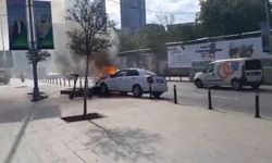 Mecidiyeköy'de benzin deposu sızan otomobilin el frenini çekmeyi unuttu, tabeleya çarpan araç alev alev yandı