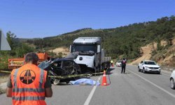 Mermer yüklü tırla kafa kafaya çarpışan otomobildeki çift hayatını kaybetti