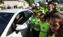 Minik trafik dedektifleri görev başında: Hem öğrendi hem öğretti