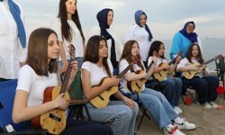 Minikler anneler için hem çaldı hem söyledi