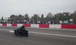Motodrag yarışlarında bariyerlere çarpan motosikletin sürücüsü yaralandı