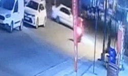 Motosiklet ile otomobilin çarpışması kameraya yansıdı