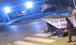 Motosiklet pikaba çarptı: 2 ağır yaralı