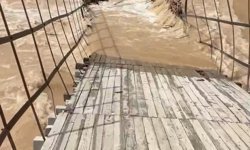 Munzur Nehri taştı, asma köprü çöktü