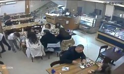 Nefes borusuna yemek kaçan küçük kızı restoran çalışanı kurtardı