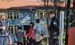 Öğrencilerle teneffüste ip atlayan polis, gönülleri fethetti