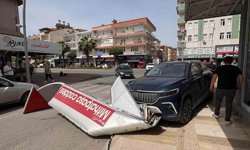Önce otomobile ardından dev tabelaya çarptı, o anlar kameraya yansıdı
