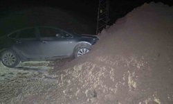 Önlem alınmadan yola dökülen toprak yığını gece karanlığında kazaya neden oldu