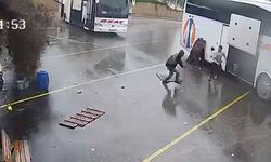 Otobüs perondan çıktı, saniyeler sonra toprak kayması oldu, görevli ise son anda kaçtı