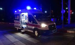 Otomobil ile çarpışan hafif ticari araç yan yattı