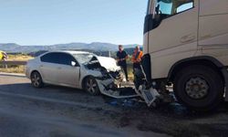 Otomobil ile tır kafa kafaya çarpıştı: Anne ve kızı öldü, baba ağır yaralandı