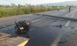 Otomobilin devirdiği elektrik direğine motosiklet çarptı: 4 yaralı