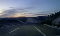 Otomobilin taklalar attığı an kameraya yansıdı