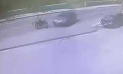 Otomobille çarpışan motosikletlinin kaza anı kameraya yansıdı
