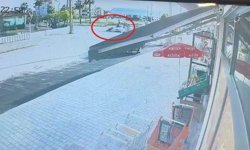 Otomobille çarpışan motosiklettekiler metrelerce savruldu: 2 ağır yaralı