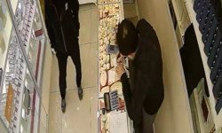 Oyaladığı kuyumcudan altınları çaldı, kaçamadan yakalandı