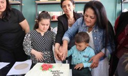 Özel çocuklar, anneleriyle birlikte çamuru sanata dönüştü