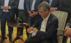 Özgür Özel kendisine verilen mutlak butlan tebligatını yırttı